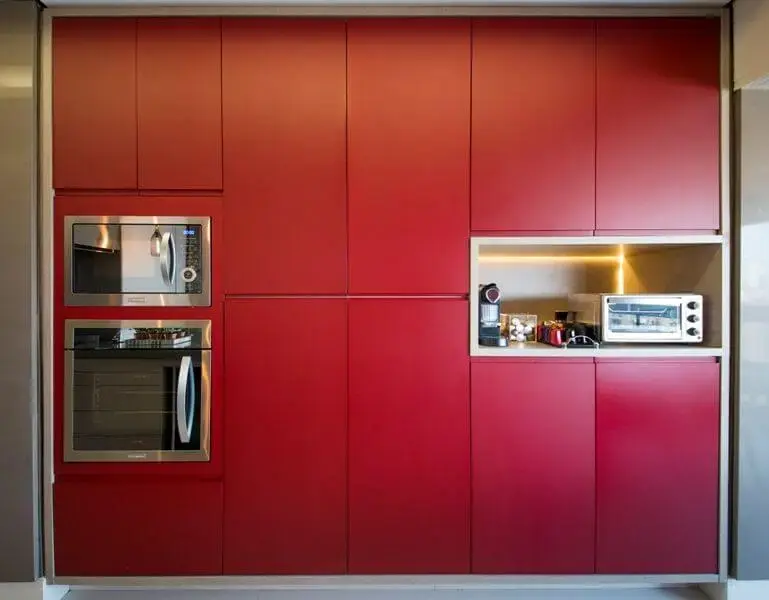 Cozinha colorida com armários vermelhos Projeto de Mis Arquitetura e Interiores
