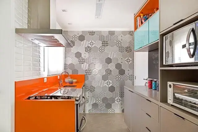 Cozinha colorida com balcão e nicho laranja Projeto de Adriana Fontana