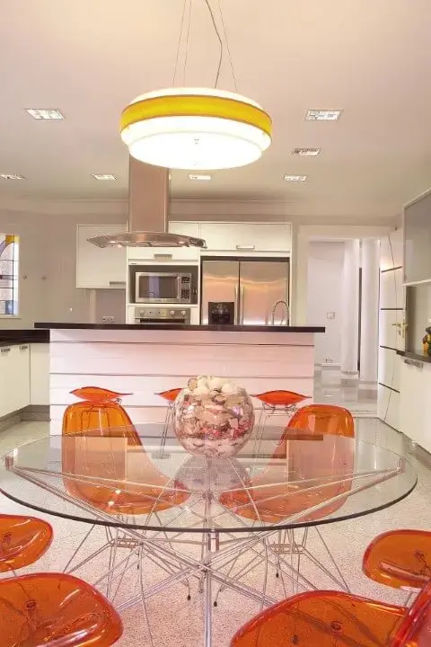 Cozinha colorida com cadeiras abóboras Projeto de Aquiles Nicolas Kilaris