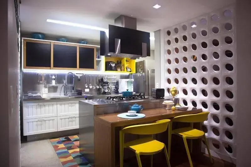 Cozinha colorida com chão com revestimento colorido Projeto de Ana Yoshida