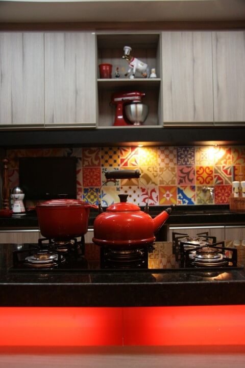 Cozinha colorida com detalhes vermelhos Projeto de Carol Mota