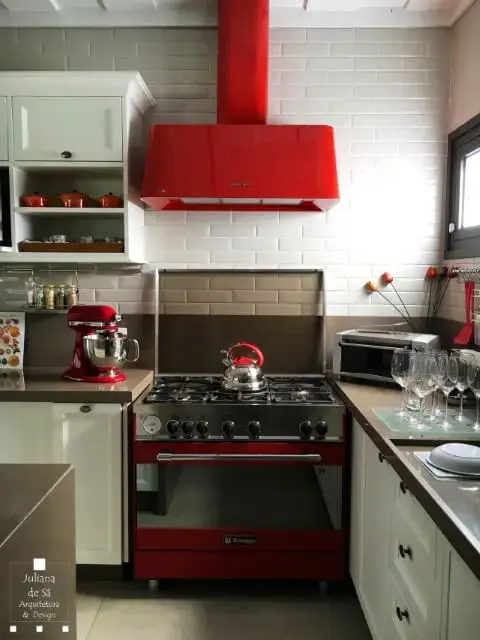 Cozinha colorida com detalhes vermelhos Projeto de Juliana de Sá