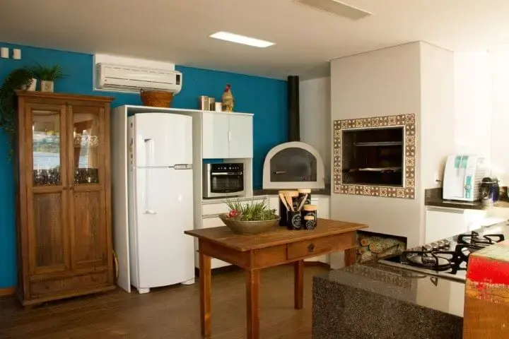 Cozinha colorida com parede azul Projeto de Espaço do Traço