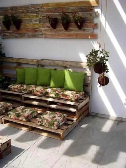 Sofá de palete florido na varanda Projeto de Alessandra Perazzo