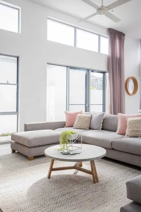 decoração clean com tapete para sala ampla com sofá de canto Foto JERA Arquitetura e Engenharia