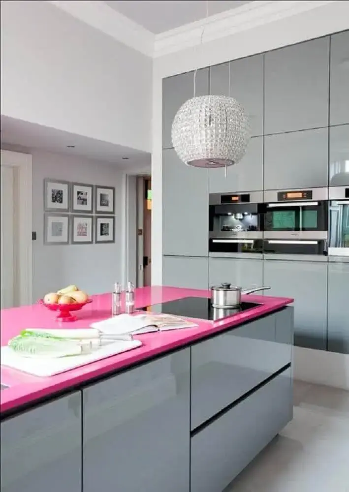 decoração cozinha moderna cinza com bancada rosa Foto Buro 24