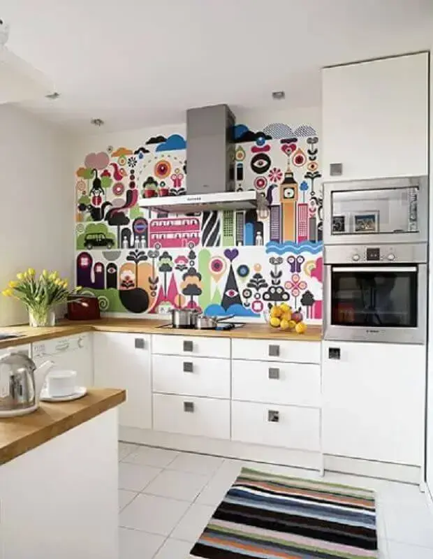 decoração para cozinha colorida com tapete listrado e adesivos coloridos sobre a bancada de madeira Foto Weranda