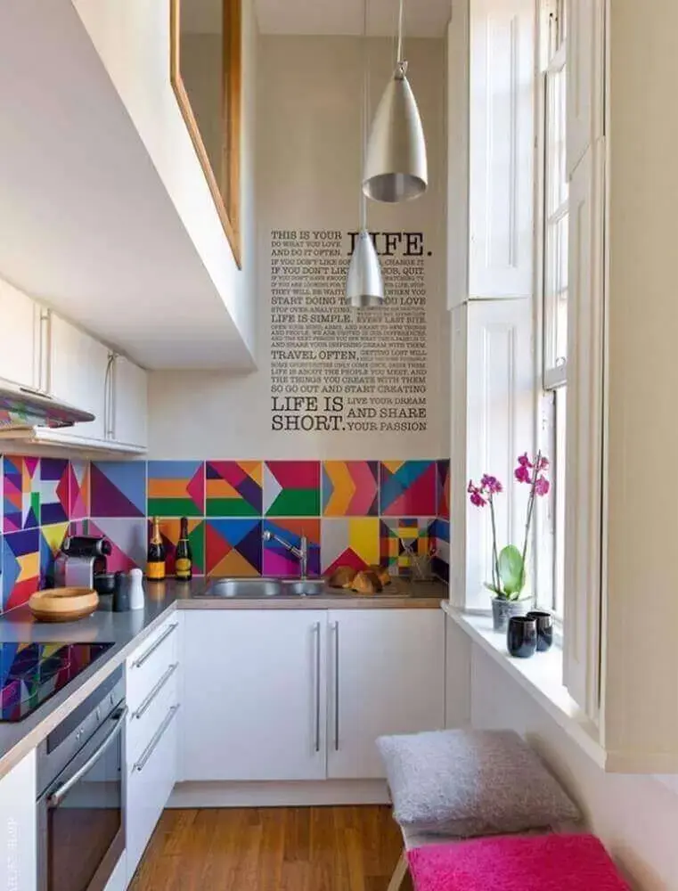 decoração para cozinha colorida pequena com armários brancos e azulejo colorido sobre a bancada Foto Ritely