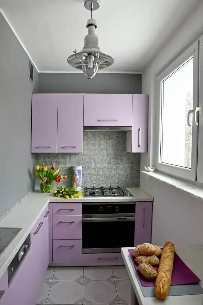 decoração para cozinha pequena roxa e cinza Foto Improuse