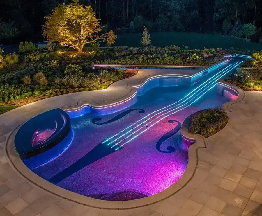 piscina com formato de violão