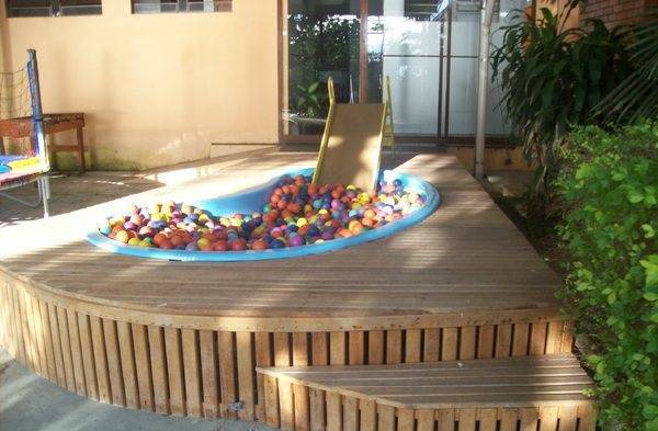 piscina de fibra com bolinhas