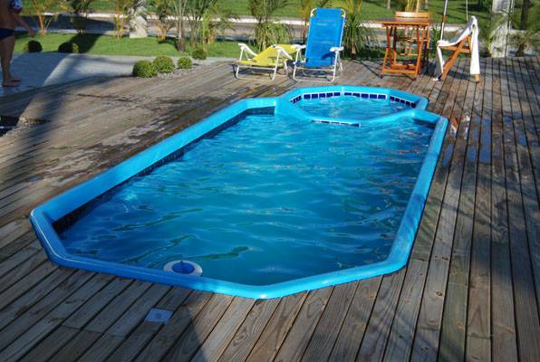 piscina de fibra com dois niveis e deck