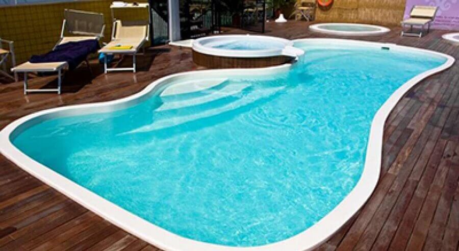 piscina de fibra com formas arredondadas