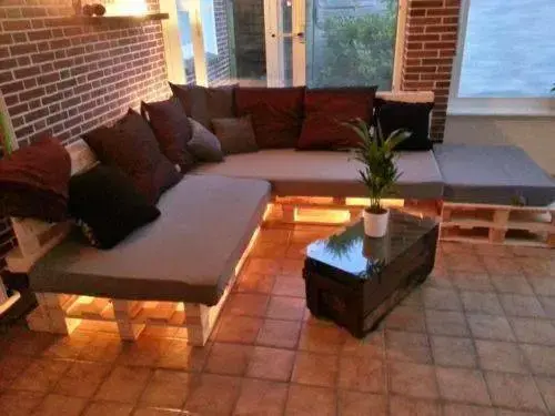Sala com sofá de palete