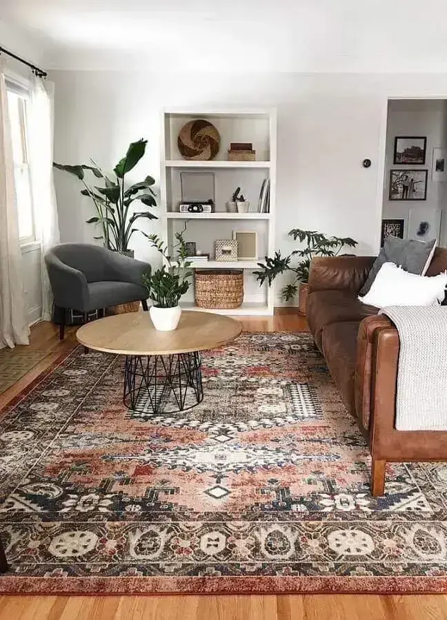 tapetes para sala com sofá de couro marrom Foto DMCI Home Builders