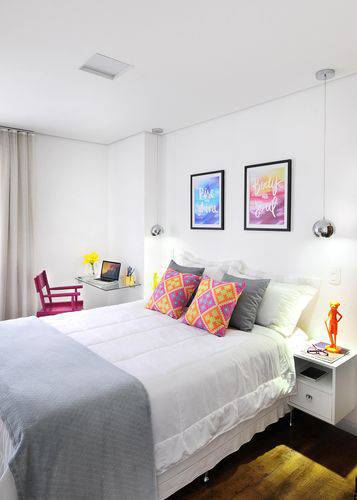 quadros e almofadas coloridas para decoração de quarto de casal pequeno todo branco 