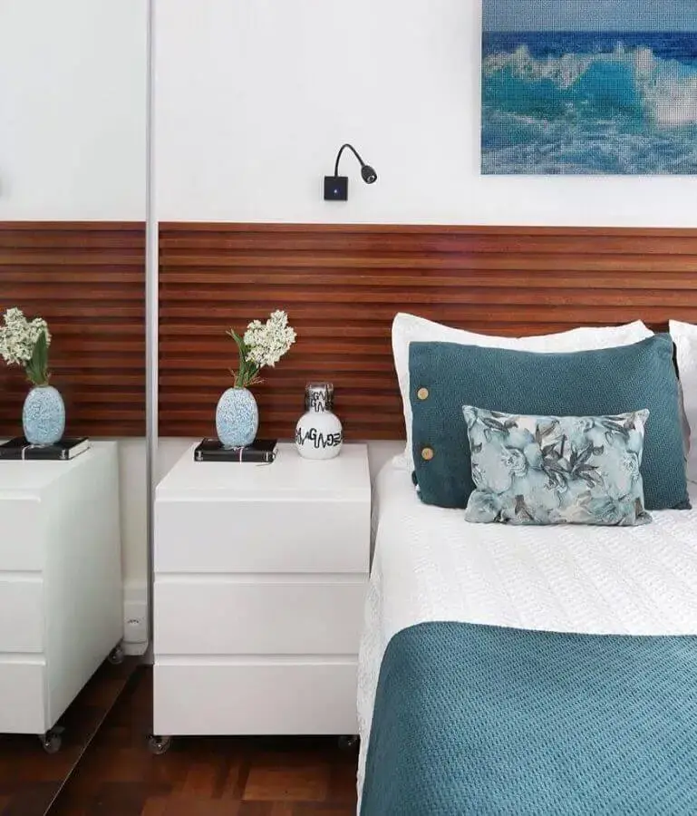 cabeceira de madeira e criado mudo branco para decoração de quarto de casal pequeno planejado Foto Cinco Cinco Arquitetura