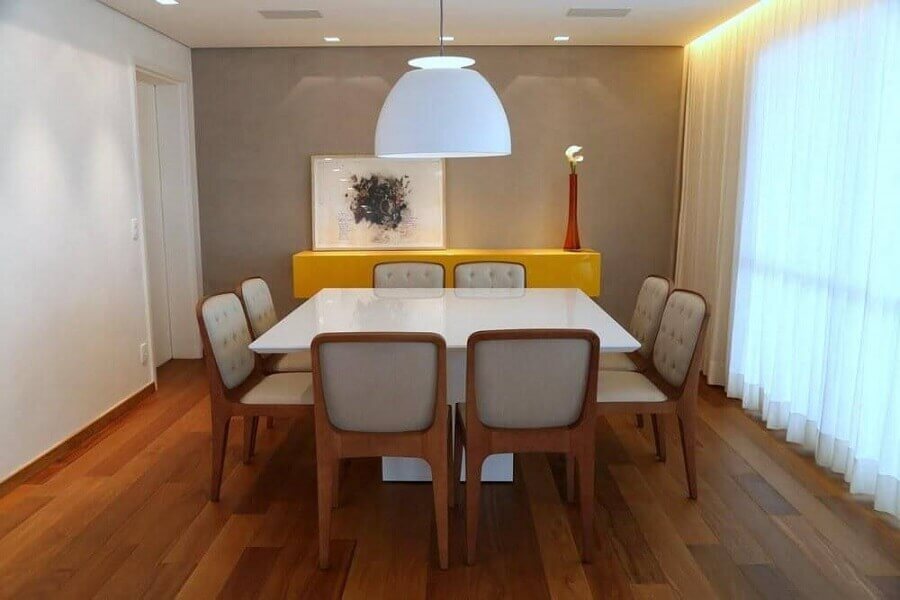 Sala de jantar decorada com piso de madeira e buffet para sala de jantar pequena amarelo