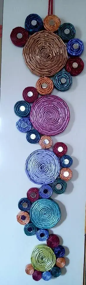 decoração artesanato com jornal com círculos e pequenos espelhos
