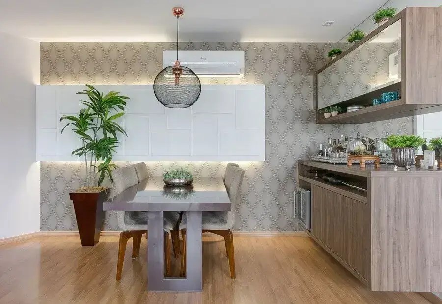Decoração de sala de jantar com papel de parede de losango e buffet de madeira combinando com o armário aéreo