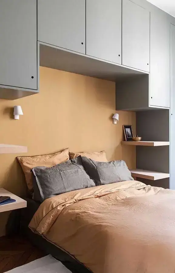 decoração de quarto de casal pequeno planejado com guarda roupa cinza Foto Pinterest