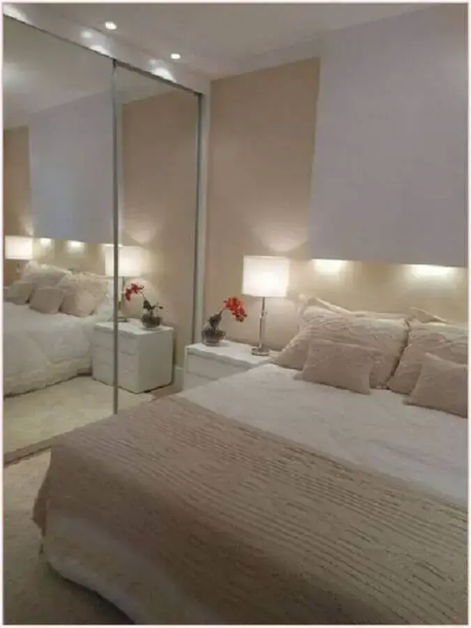 decoração de quarto de casal pequeno planejado com guarda roupa espelhado e iluminação embutida na cabeceira Foto Pinterest