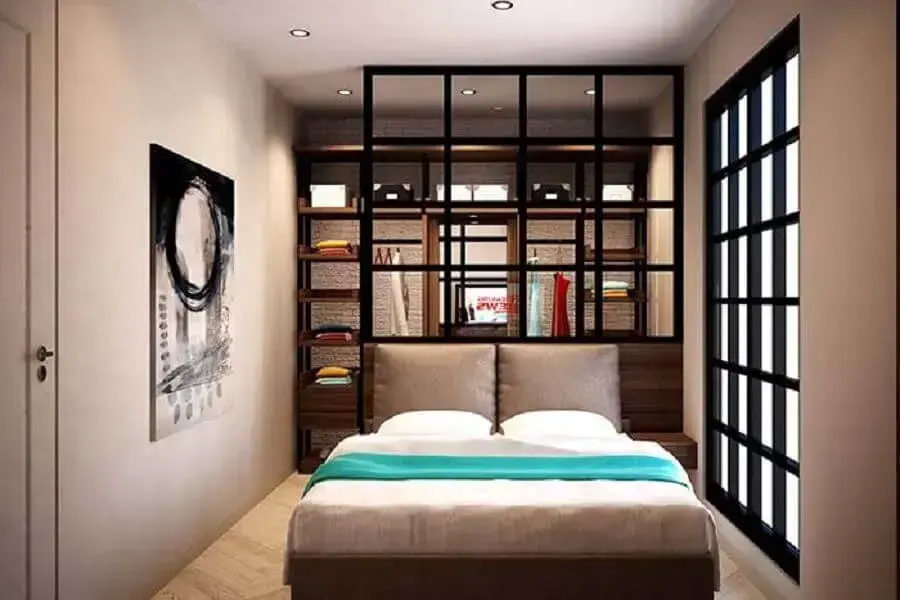 decoração moderna para quarto de casal pequeno com closet atrás da cabeceira Foto Futurist Architecture