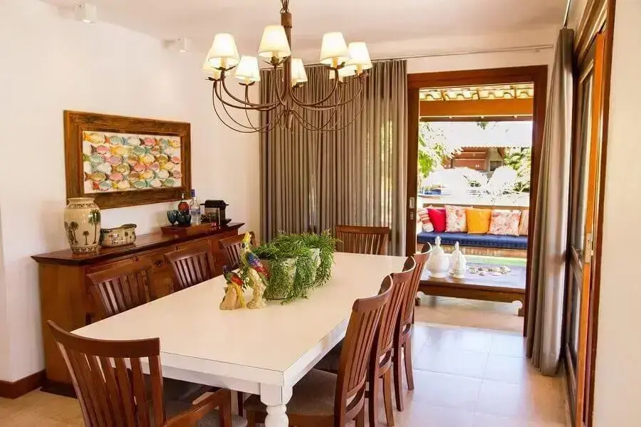 decoração para sala de jantar com móveis de madeira e mesa branca
