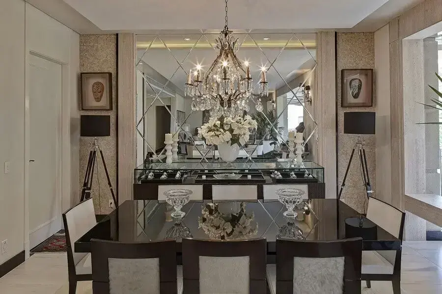 decoração sofisticada com lustre e buffet para sala de jantar
