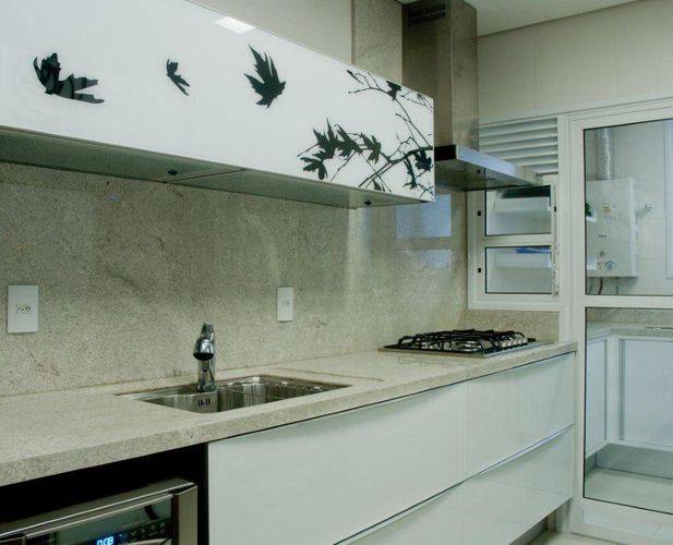 Cozinha compacta em cores claras e armário com estampa preto e branco Projeto de Archdesign Studio