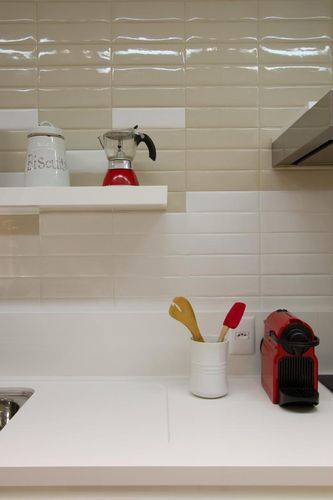 Cozinha compacta com azulejos que imitam tijolos Projeto de Jacob Cristina Reinert