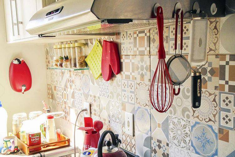 Cozinha compacta com suportes aéreos Projeto de Casa Aberta