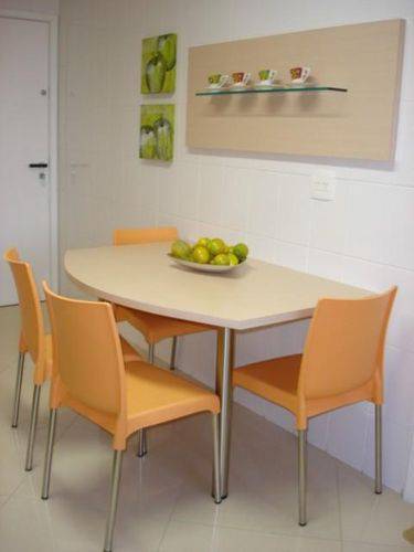 Cozinha compacta com mesa encostada na parede Projeto de Sueli Porwjan