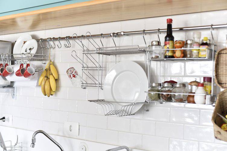 Otimize o espaço da cozinha compacta com suportes aéreos e prateleiras Projeto Carla Cuono