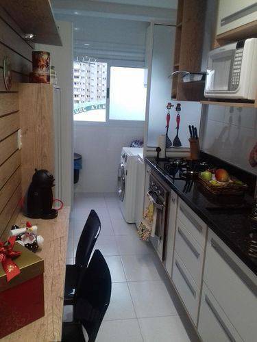Cozinha compacta com detalhes em madeira Projeto de Rachel Orodeschi