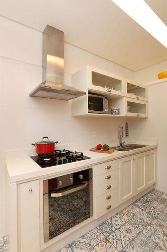Cozinha compacta com puxadores em concha Projeto de Archduo Arquitetura