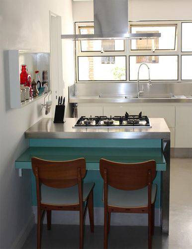Cozinha compacta com bancada com cooktop e mesa pequena Projeto de Celine Desroches