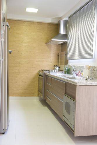 Cozinha compacta com layout de corredor Projeto de Janaina Leibovitch