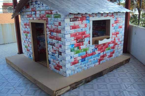 Casinha para crianças com paredes de artesanato com caixa de leite