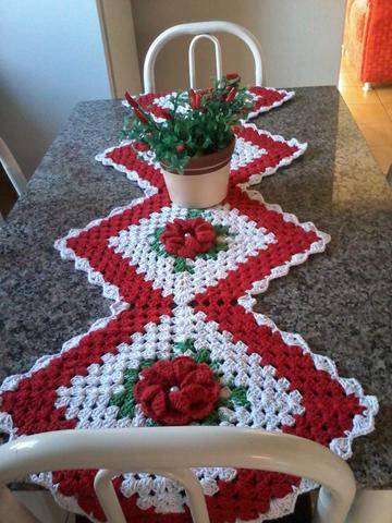 Caminho de mesa de crochê vermelho e branco