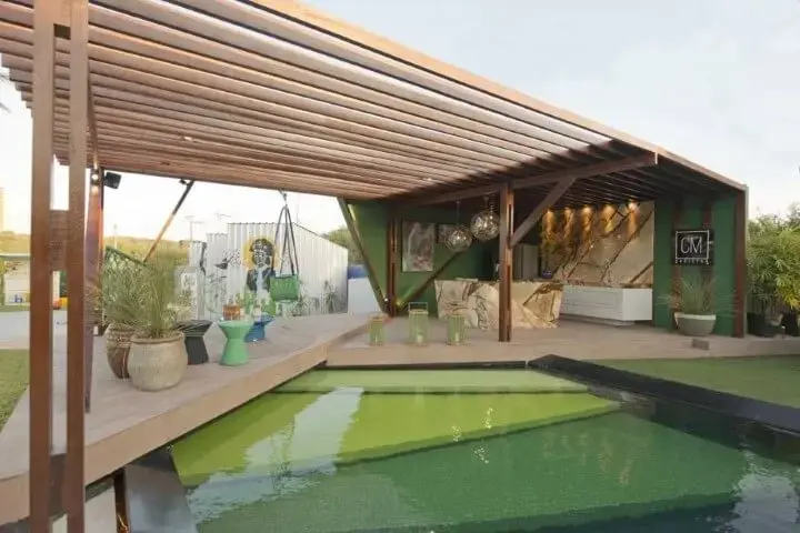 Varanda verde combinando com o restante da decoração e pergolado de madeira Projeto de Casa Cor Ceará 17