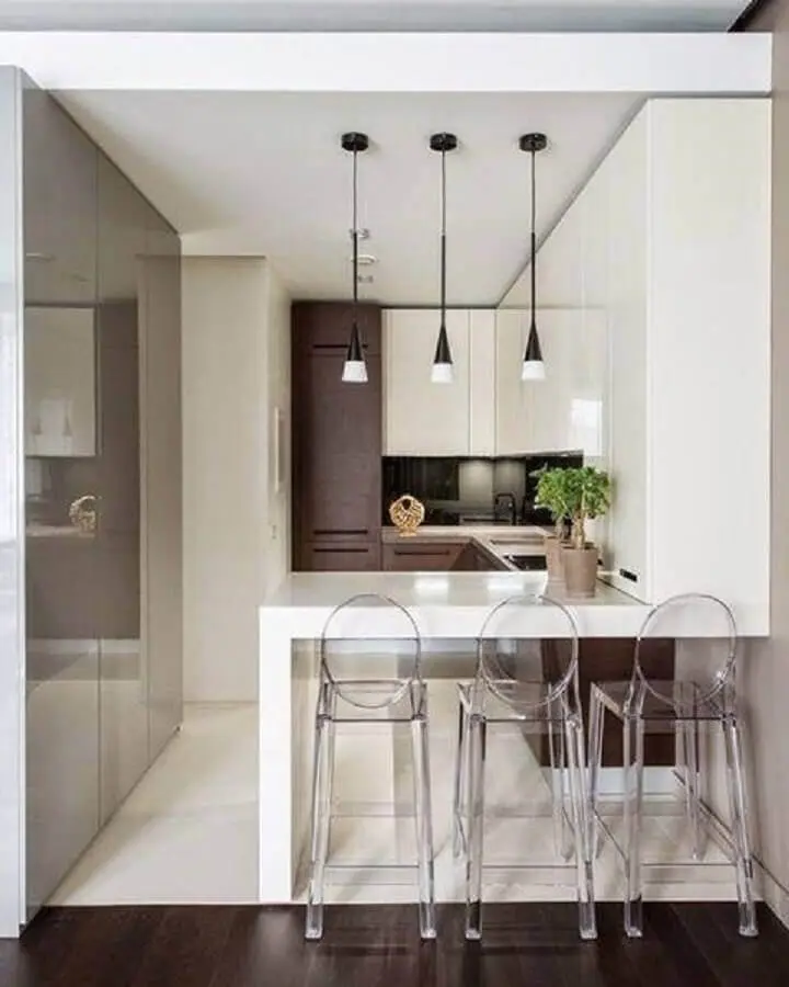 banqueta de acrílico para cozinha compacta com balcão branco e pendentes modernos