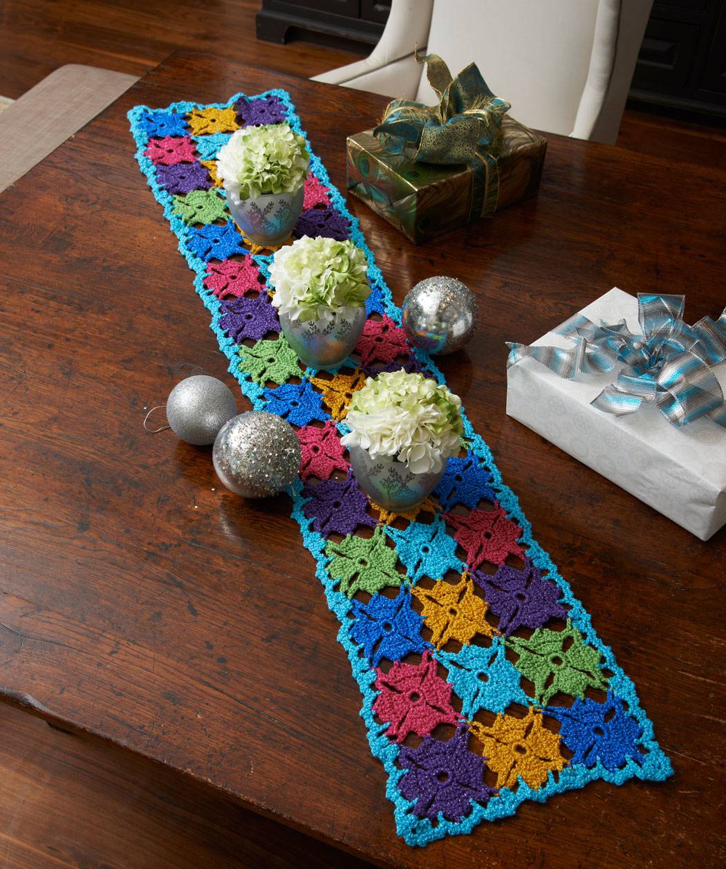 Caminho de mesa de crochê azul comprido
