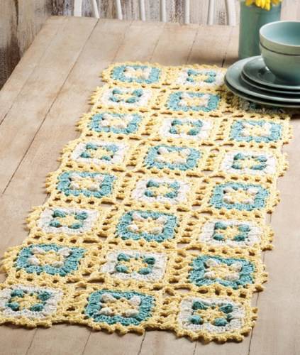 Caminho de mesa de crochê azul e amarelo 