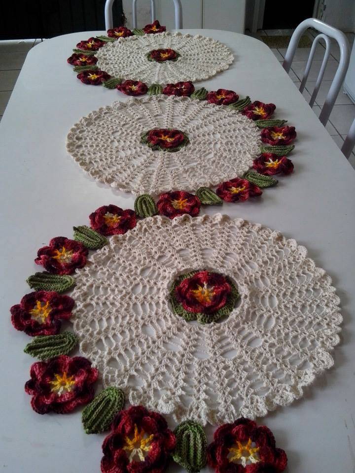Caminho de mesa de croche com circulos e flores