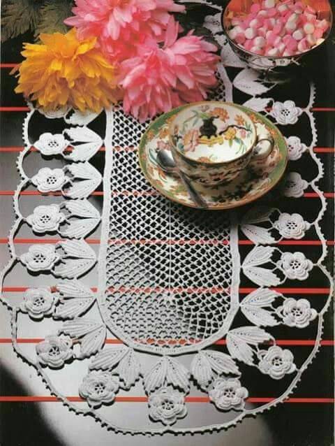caminho de mesa de croche com flores brancas