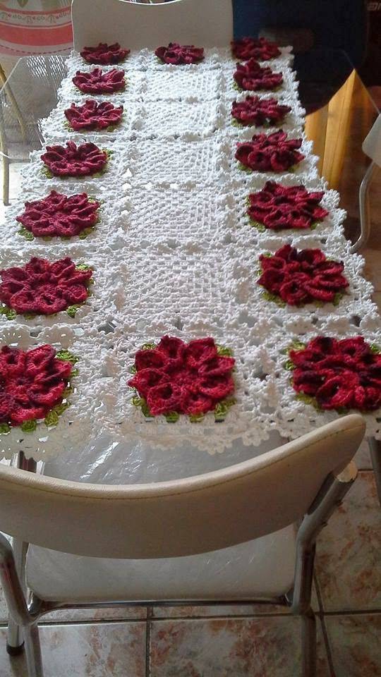Caminho de mesa de crochê com flores vermelha