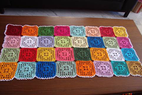 Caminho de mesa de crochê quadrados coloridos