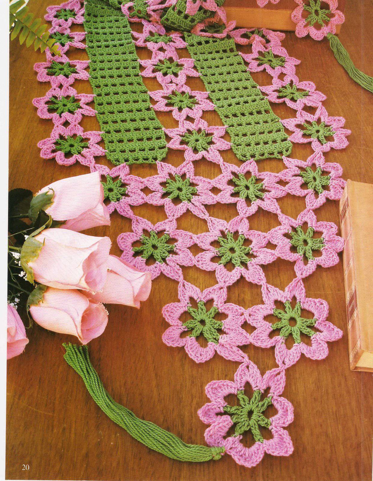 Caminho de mesa de crochê verde e rosa