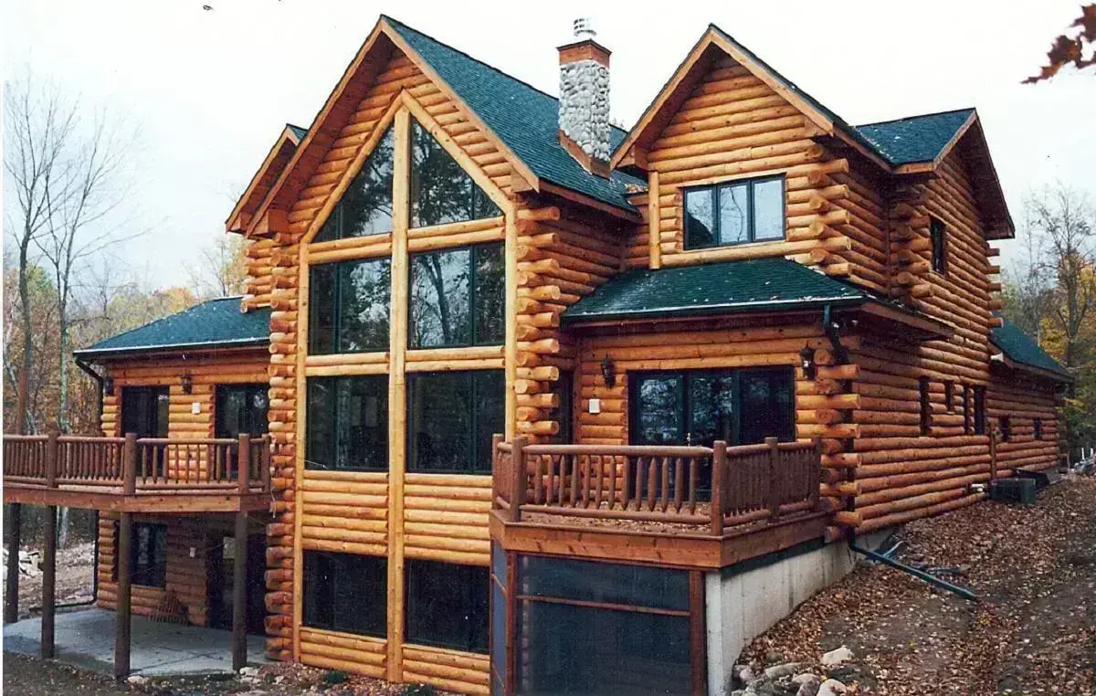 casas de madeira ústica com troncos de madeira
